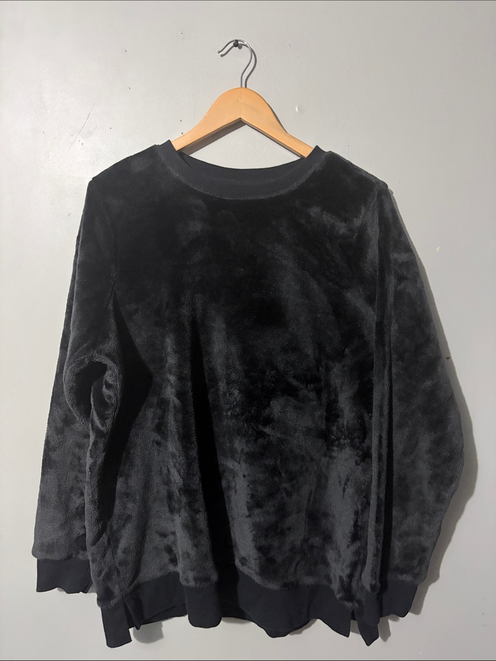 GAIAM Unisex Black Plush Crewneck Sweater